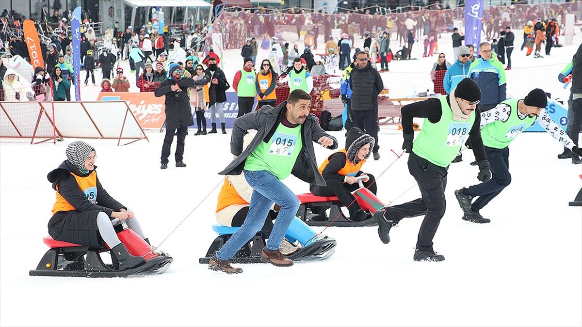 Erciyes Kış Sporları ve Turizm Merkezi'nde "Artık çekilmez oldun" sloganıyla