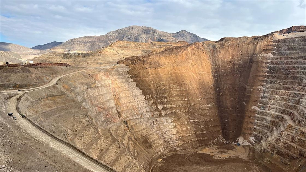 Erzincan'ın İliç ilçesinde toprak kaymasının meydana geldiği maden sahasında inceleme