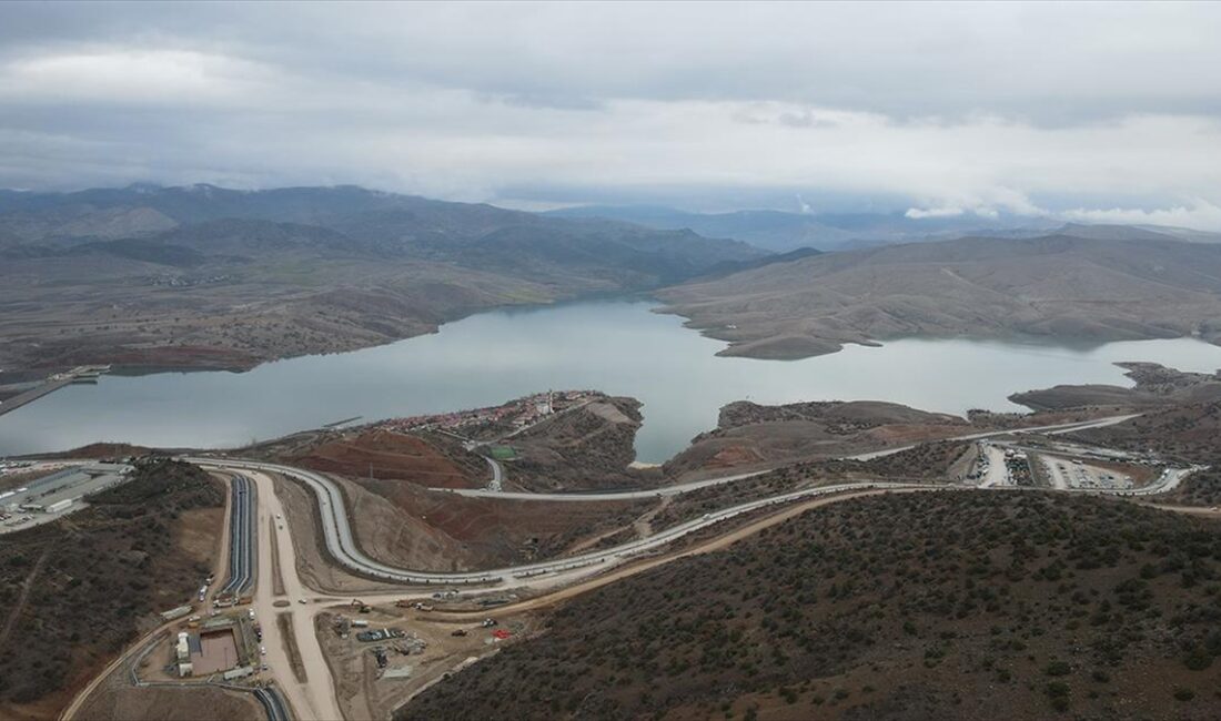 Erzincan'ın İliç ilçesinde toprak kayması meydana gelen maden ocağı sahasından