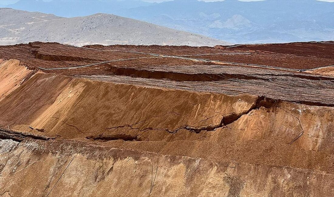 Erzincan'daki toprak kaymasından saatler önce alanda görülen çatlaklar zanlıların ifadelerinde Erzincan'ın İliç ilçesinde maden ocağındaki toprak kaymasından saatler önce alanda