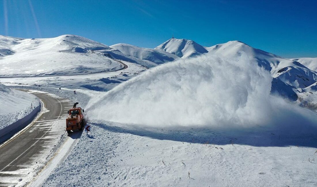 Kar savurma, kepçe, greyder ve kamyonlarla çalışma yürüten ekipler, bazı