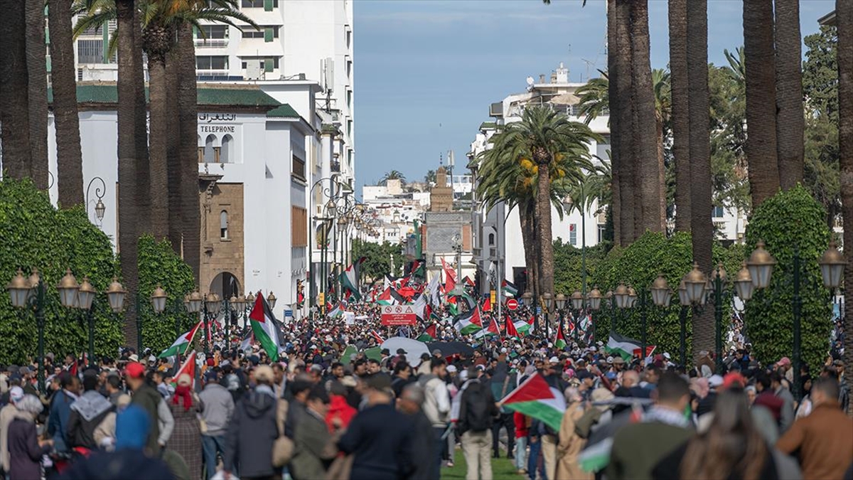 RABAT (AA) – Tanca’da sokağa çıkan yüzlerce eylemci, Gazze sakinlerine