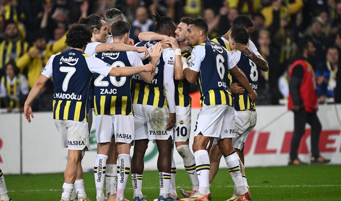 Trendyol Süper Lig'in 27. hafta mücadelesinde Fenerbahçe sahasında Kasımpaşa'yı 2-1