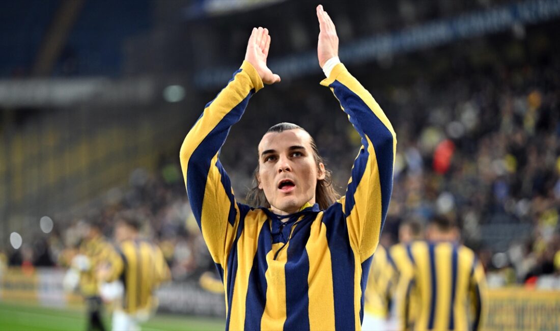 Fenerbahçe'nin milli futbolcusu Çağlar Söyüncü, sarı-lacivertli forma altında iyi bir