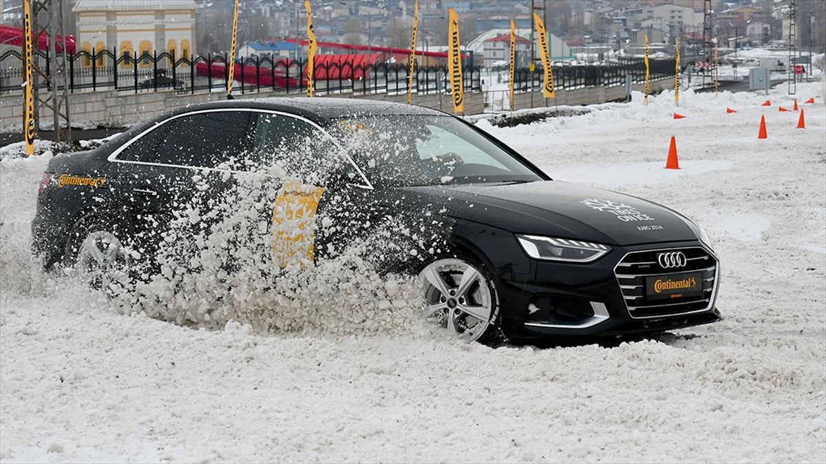 Kazakistan'dan Kars'ın Sarıkamış ilçesine gelen oto lastik firmaları yetkilileri, kış