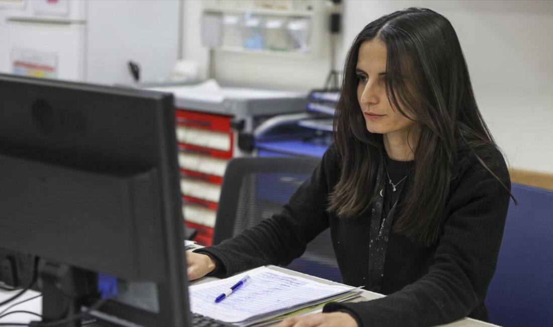 Kahramanmaraş merkezli 6 Şubat'taki deprem sırasında kuvözdeki bebekleri korumaya çalışırken