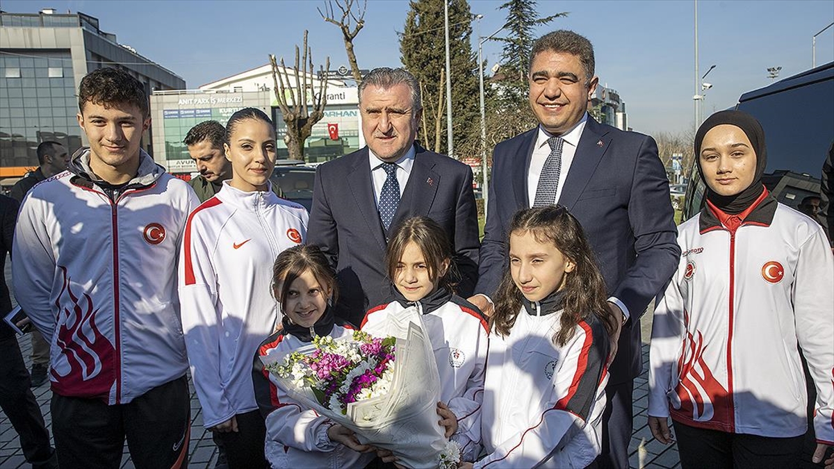Gençlik ve Spor Bakanı Osman Aşkın Bak, "Gençlerimizin araştırmacı olmasını