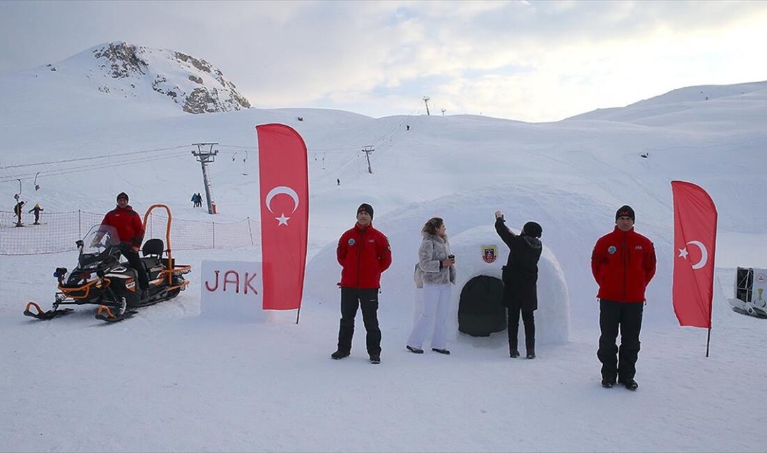 Hakkari'de, jandarma personelinin Merga Bütan Kayak Merkezi'nde yaptığı iglolar (kardan
