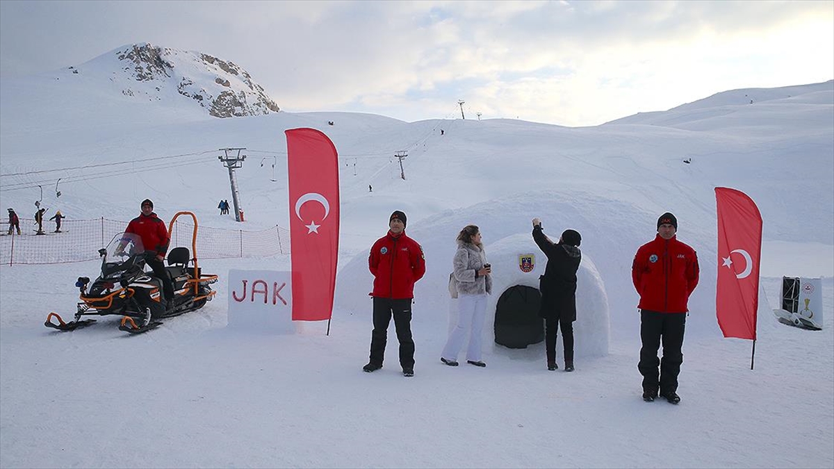 Hakkari'de, jandarma personelinin Merga Bütan Kayak Merkezi'nde yaptığı iglolar (kardan