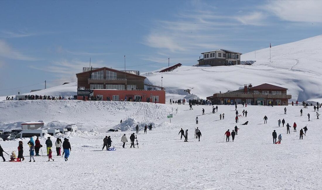 Kar kalınlığının en fazla olduğu merkezlerden Hakkari'deki Merga Bütan Kayak