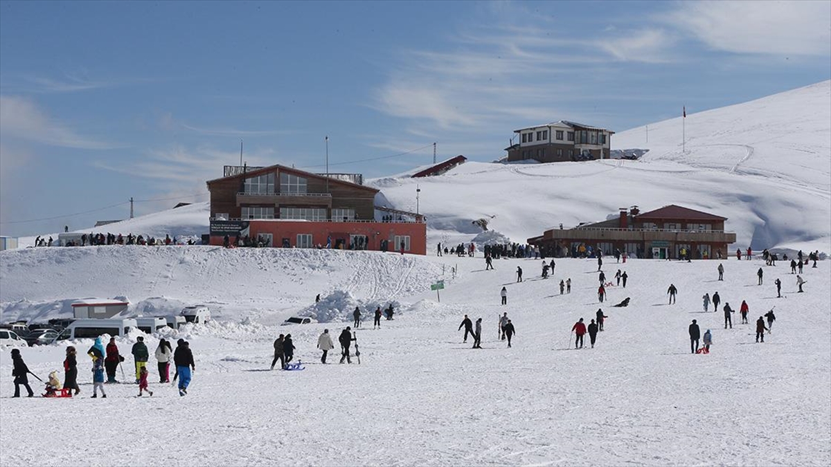 Kar kalınlığının en fazla olduğu merkezlerden Hakkari'deki Merga Bütan Kayak