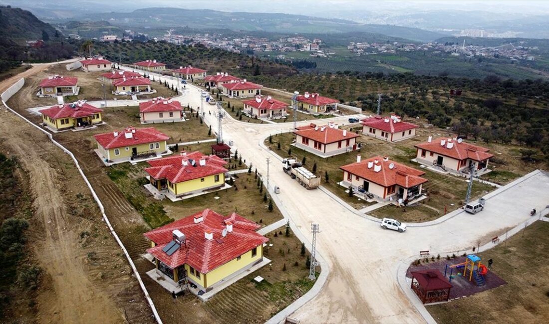 Kahramanmaraş merkezli 6 Şubat'taki depremlerden etkilenen Hatay'ın Altınözü ilçesinde köy