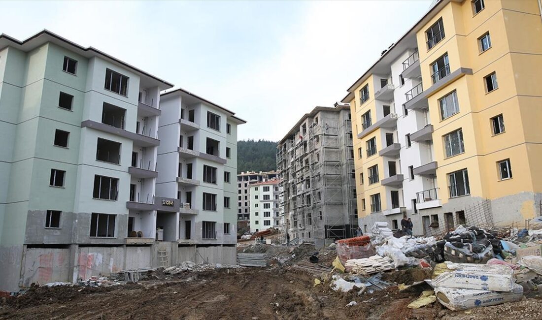 Depremlerden etkilenen Hatay'ın Belen ilçesinde afet konutlarının inşası sürüyor.