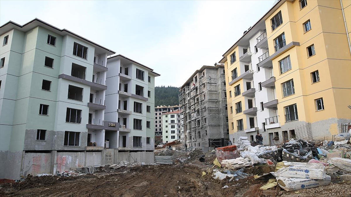 Depremlerden etkilenen Hatay'ın Belen ilçesinde afet konutlarının inşası sürüyor.