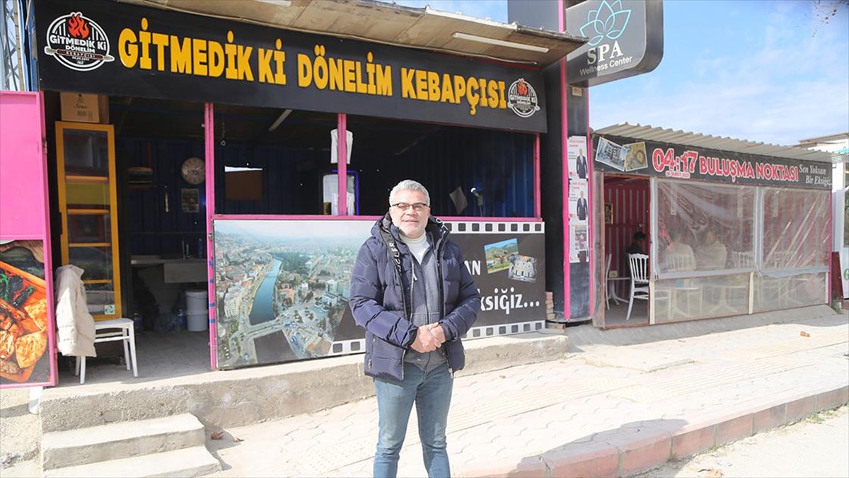 Hatay'da afetzede esnaf tabelalarında yer alan "Gitmedik ki dönelim", "6