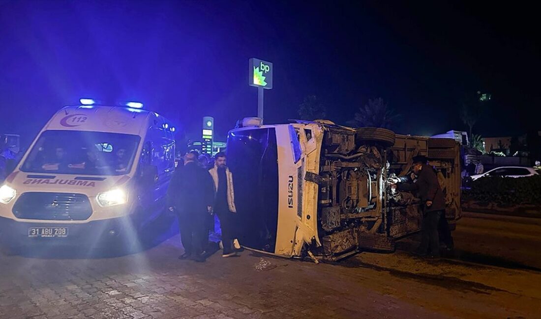 Hatay'ın Dörtyol ilçesinde devrilen midibüsteki 11 çevik kuvvet polisi yaralandı.