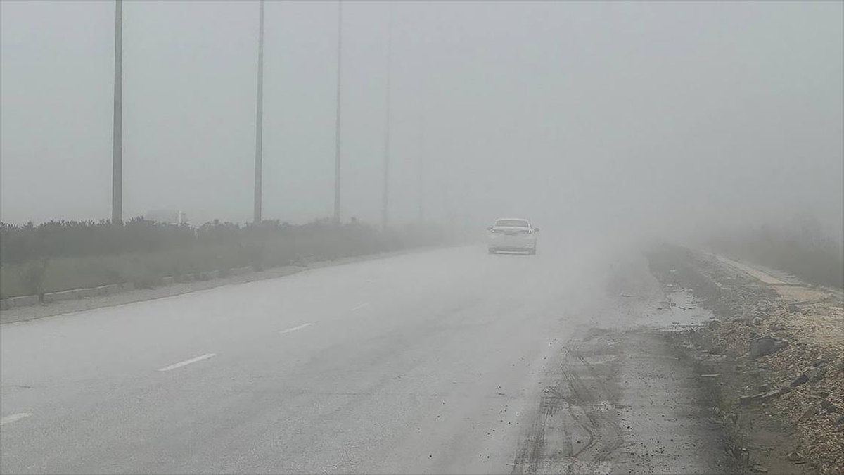 Hatay'da sis nedeniyle görüş mesafesinin düşmesi ulaşımı olumsuz etkiledi.
