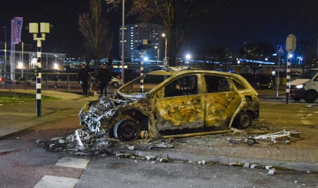 Hollanda'nın idari başkenti Lahey'de farklı görüşteki Eritreli gruplar taş ve
