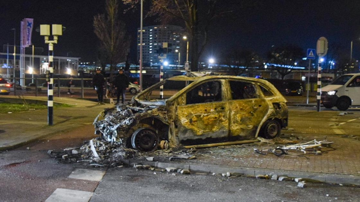 Hollanda'nın idari başkenti Lahey'de farklı görüşteki Eritreli gruplar taş ve