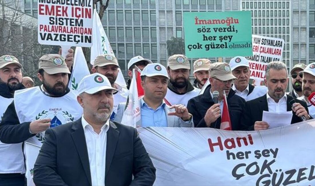 İSTANBUL (AA) – Enerji İş üyeleri, Saraçhane’deki İBB binasının önünde