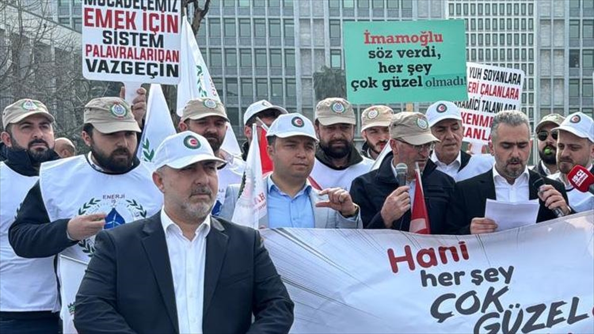 İSTANBUL (AA) – Enerji İş üyeleri, Saraçhane’deki İBB binasının önünde