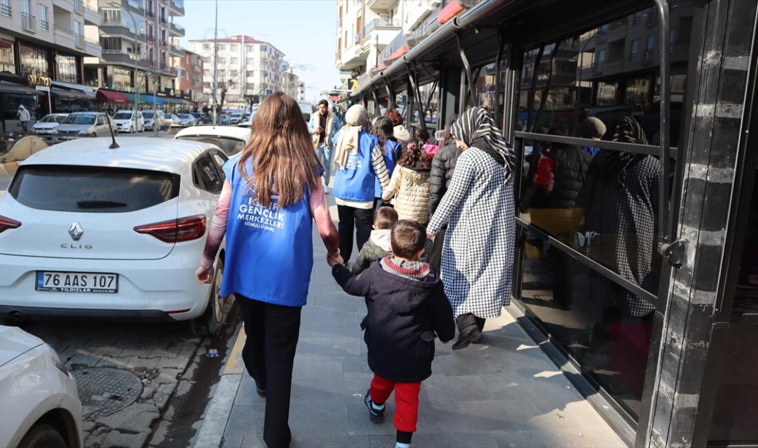 IĞDIR (AA) – Iğdır’da gönüllü gençler, “Her Gençlik Merkezinin Bir