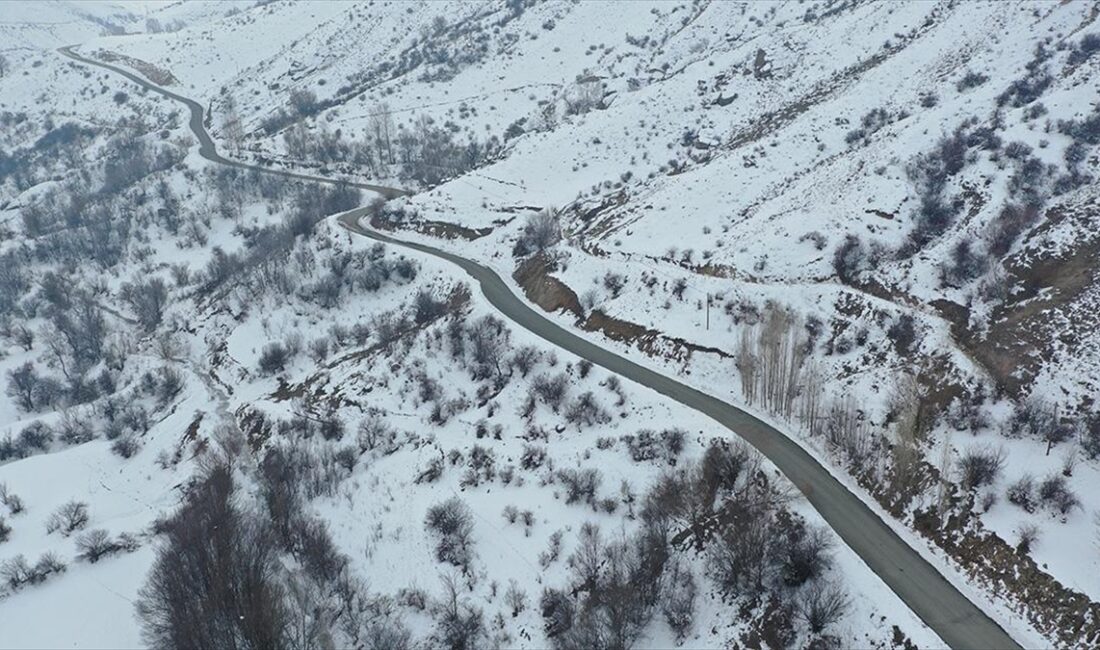 Iğdır'da bulunan Üçkaya Vadisi, bölgede etkili olan kar yağışıyla beyaza