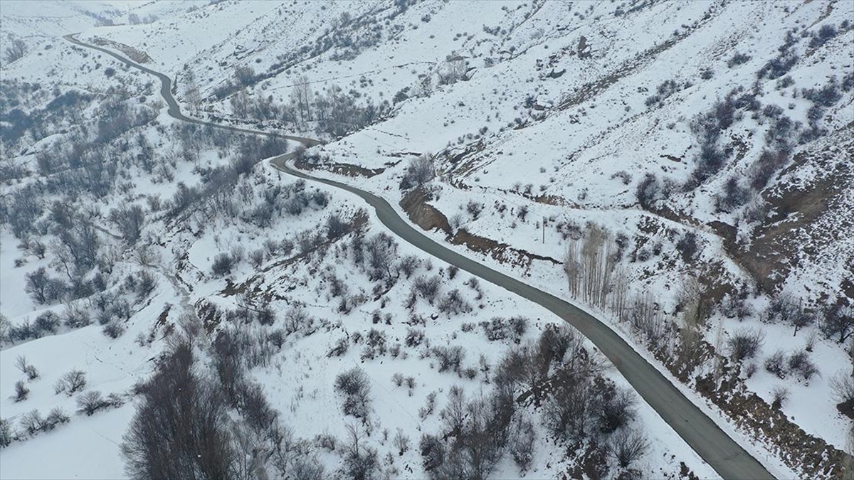 Iğdır'da bulunan Üçkaya Vadisi, bölgede etkili olan kar yağışıyla beyaza