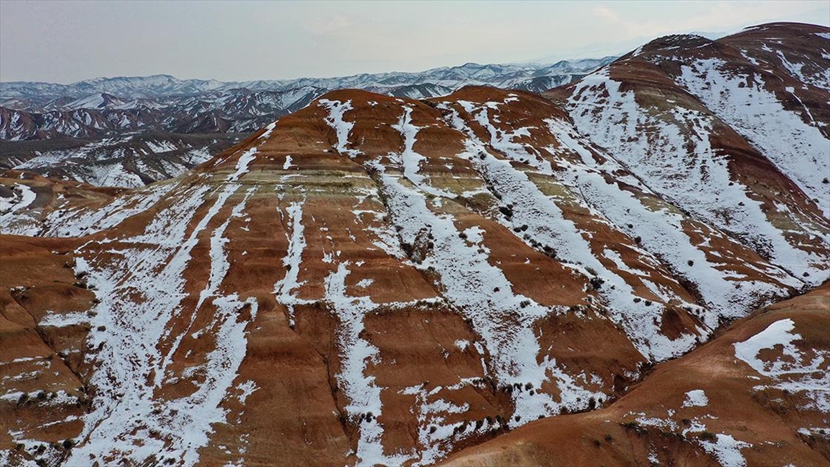 Iğdır'daki Gökkuşağı Tepeleri, kentte etkili olan kar yağışıyla yer yer