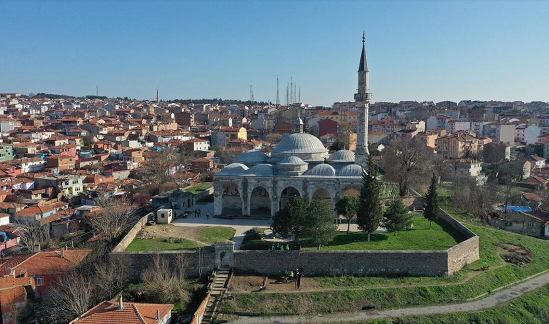 EDİRNE (AA) – Muradiye Camisi bahçesinde Edirne Müze Müdürlüğü ve