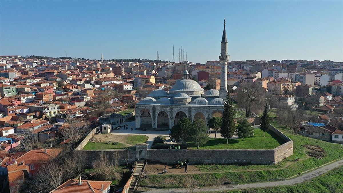EDİRNE (AA) – Muradiye Camisi bahçesinde Edirne Müze Müdürlüğü ve