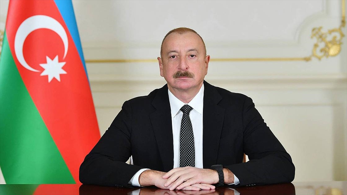 Azerbaycan Merkezi Seçim Kurulu Başkanı Mezahir Penahov, mevcut cumhurbaşkanı İlham