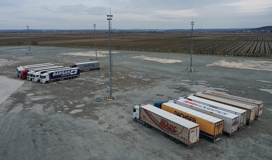 Yunanistan'a açılan İpsala Gümrük Kapısı yakınındaki tır parkı, gümrük kapısı