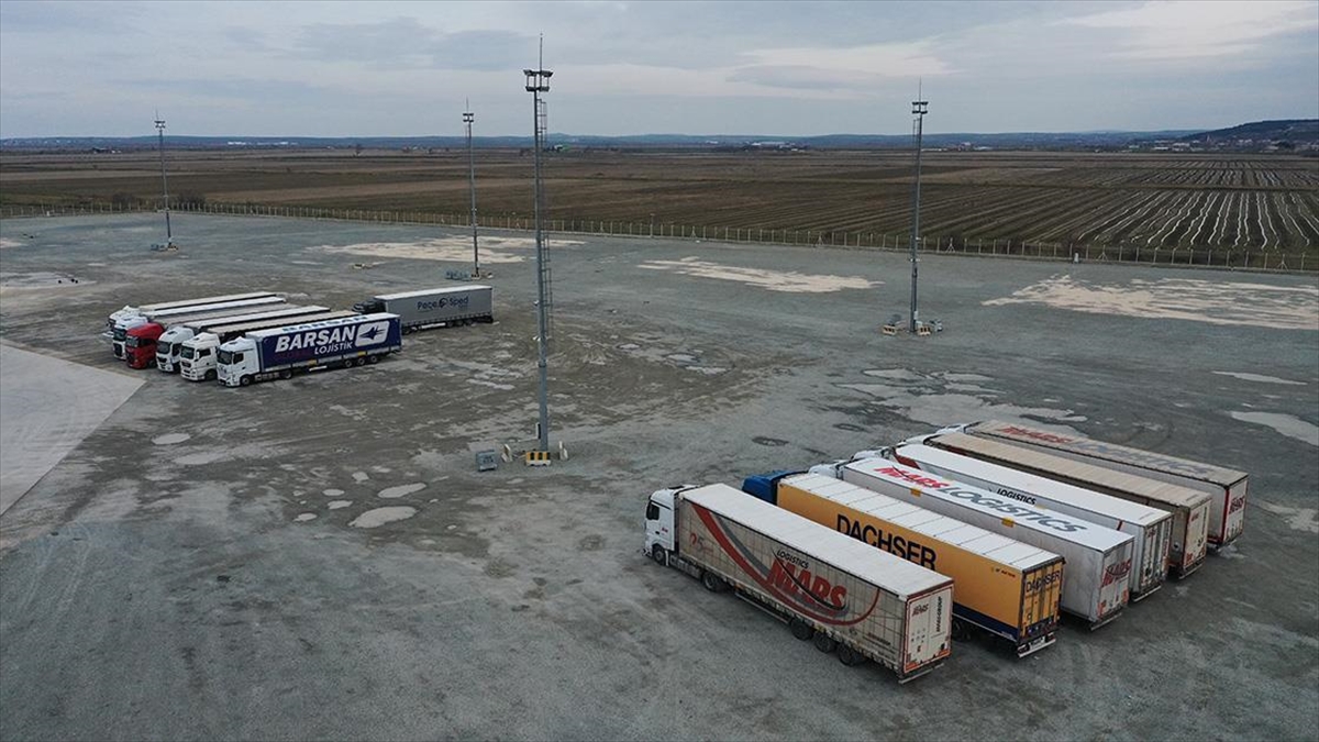 Yunanistan'a açılan İpsala Gümrük Kapısı yakınındaki tır parkı, gümrük kapısı