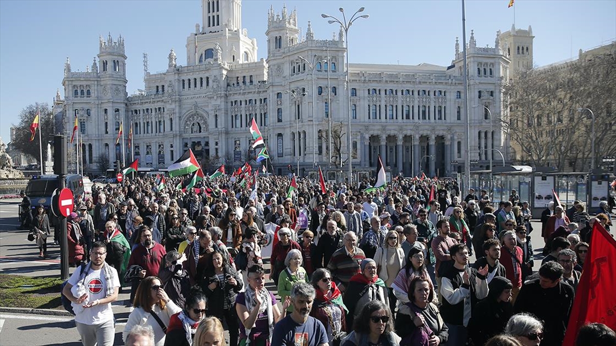 İspanya'da sol görüşlü partiler, sendikalar ve sivil toplum örgütlerinin çağrısıyla,