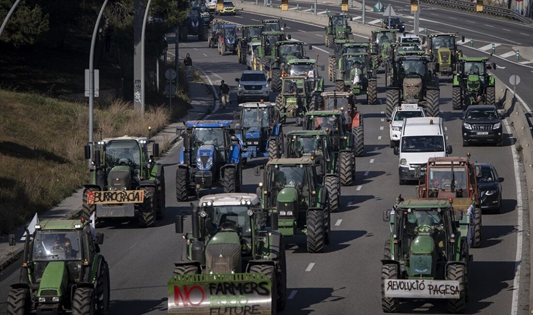 İspanya Taşımacılar Konfederasyonu, çiftçilerin eylemlerinden ötürü günlük 35 milyon avroluk