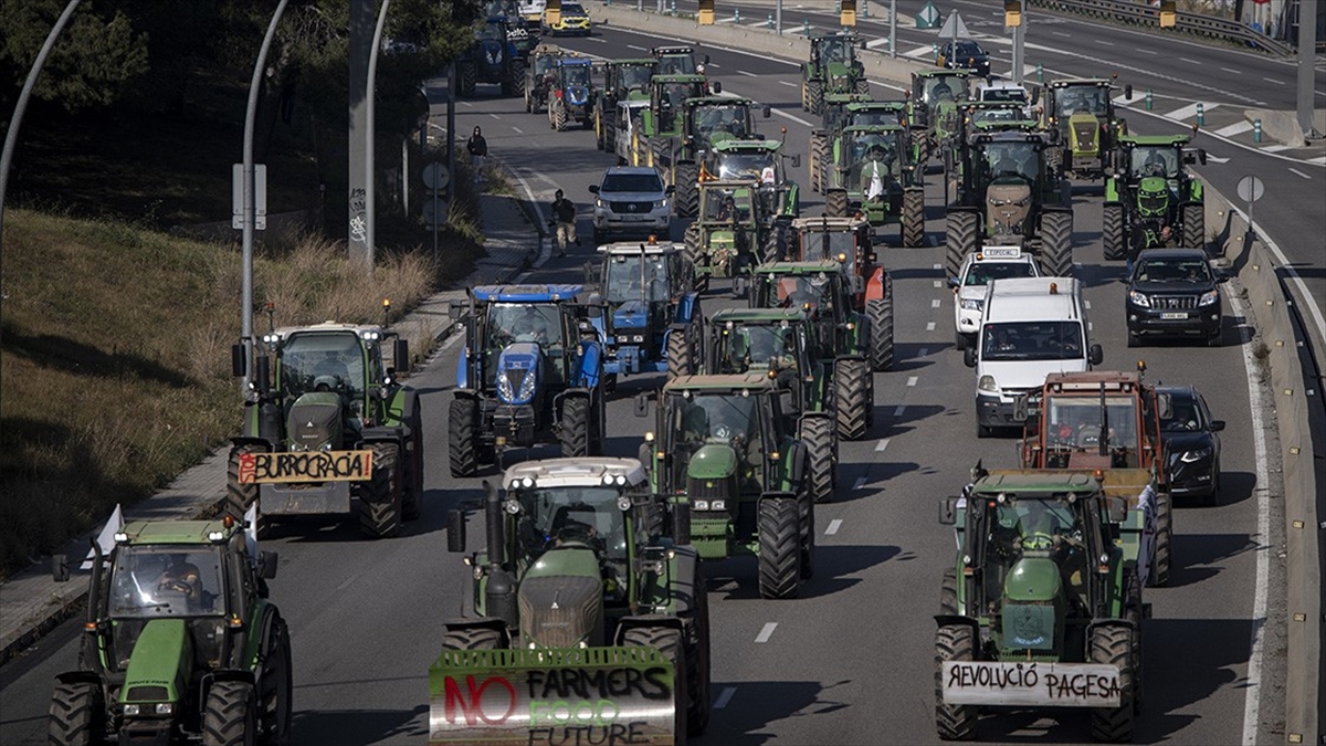 İspanya Taşımacılar Konfederasyonu, çiftçilerin eylemlerinden ötürü günlük 35 milyon avroluk