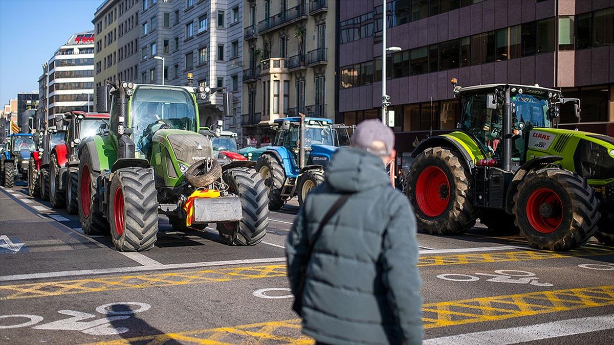 İspanya’da çiftçilerin yol kapatma eylemi üçüncü gününe girdi