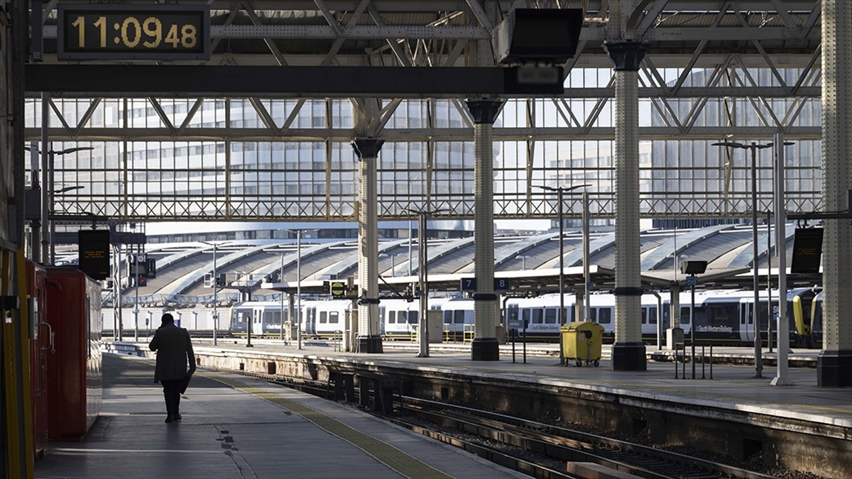 İspanya'da devlet demir yolu şirketleri Renfe ve Adif'e bağlı işçilerin