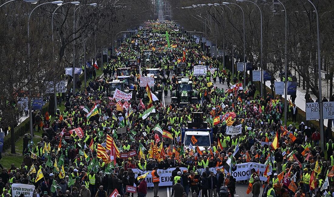 İspanyol çiftçiler ve hayvan yetiştiricileri, üçüncü haftasına giren eylemlerinde traktörlerini
