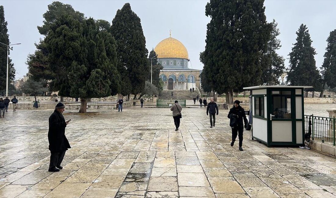 İsrail, cuma namazını işgal altındaki Doğu Kudüs'te bulunan Mescid-i Aksa'da