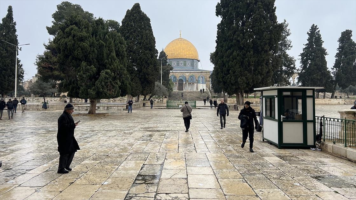 İsrail, cuma namazını işgal altındaki Doğu Kudüs'te bulunan Mescid-i Aksa'da