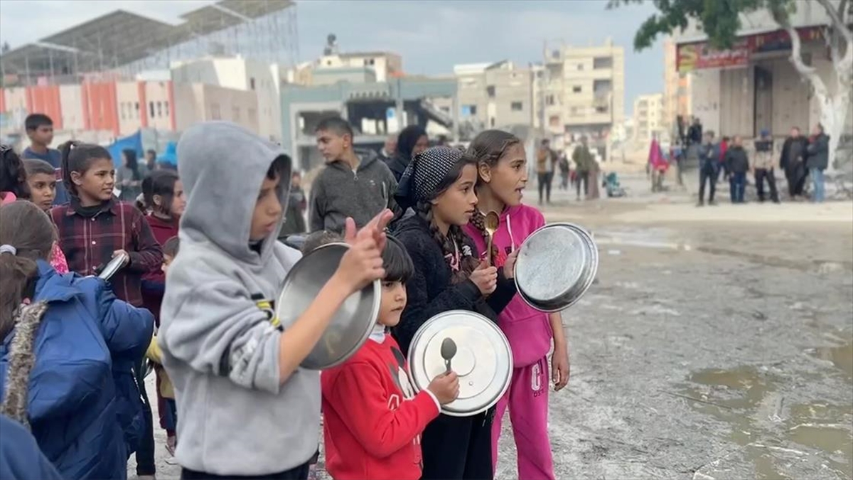 Gazze Şeridi'nin kuzeyinde onlarca Filistinli çocuk, İsrail'in 7 Ekim 2023'ten