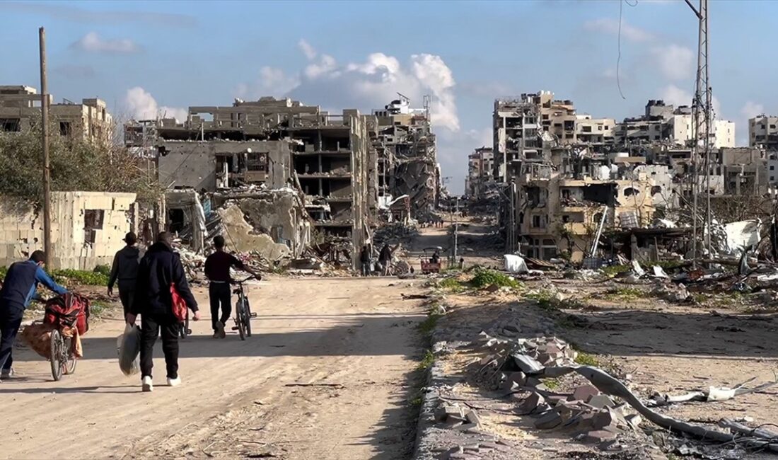 İsrail'in ağır bombardımanından kaçmak zorunda kalan yüz binlerce Filistinliden biri