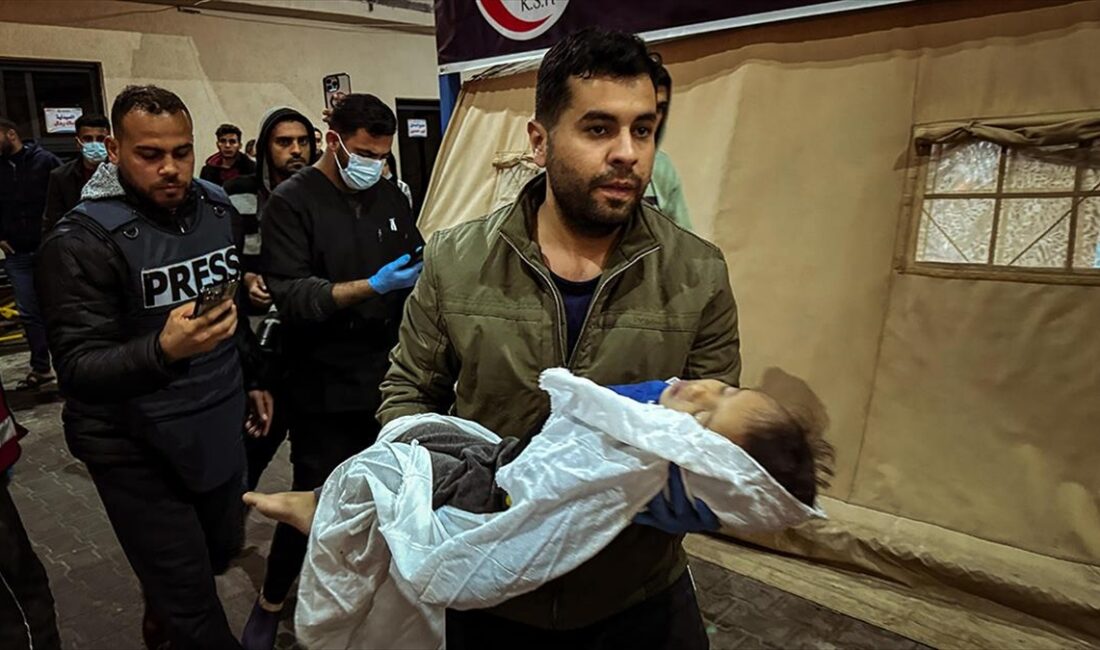 İsrail'in Gazze Şeridi'nin orta ve güney kesimlerine düzenlediği hava saldırıları