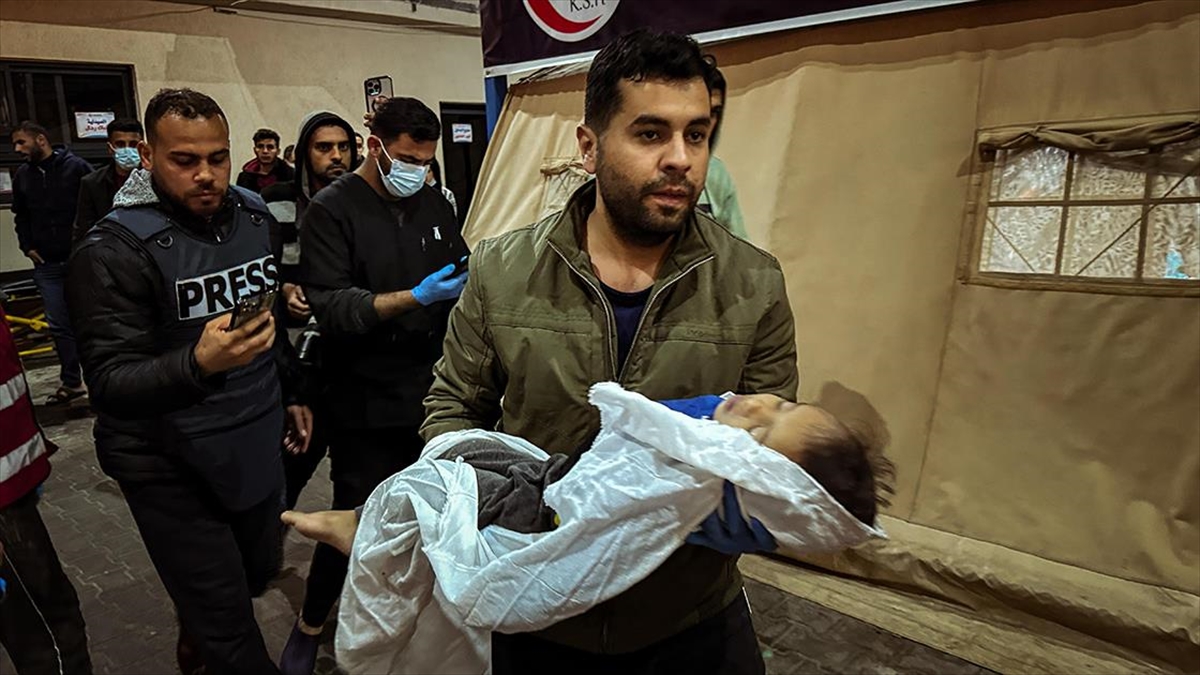 İsrail'in Gazze Şeridi'nin orta ve güney kesimlerine düzenlediği hava saldırıları