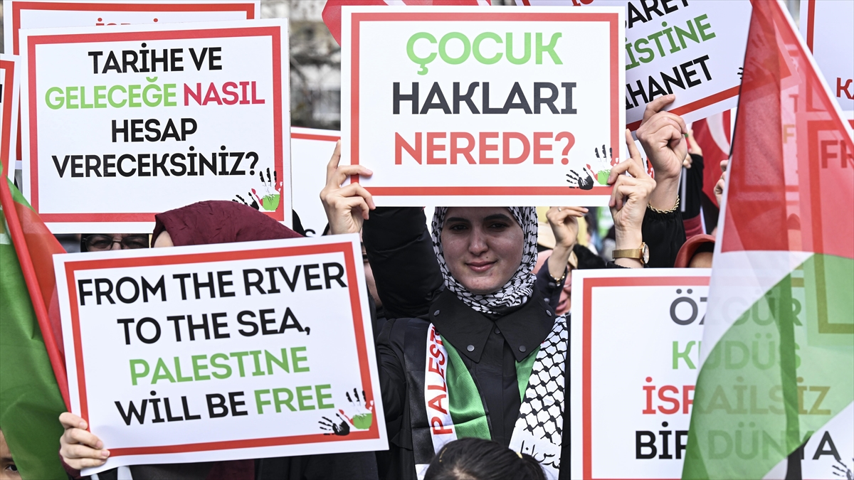 ANKARA (AA) – Ankara Filistin Dayanışma Plaftormunun çağrısıyla öğle namazında