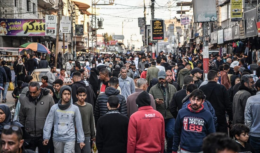 İsrail'in Gazze Şeridi'nin kuzeyindeki saldırıları nedeniyle yerinden edilerek Refah'a sığınan