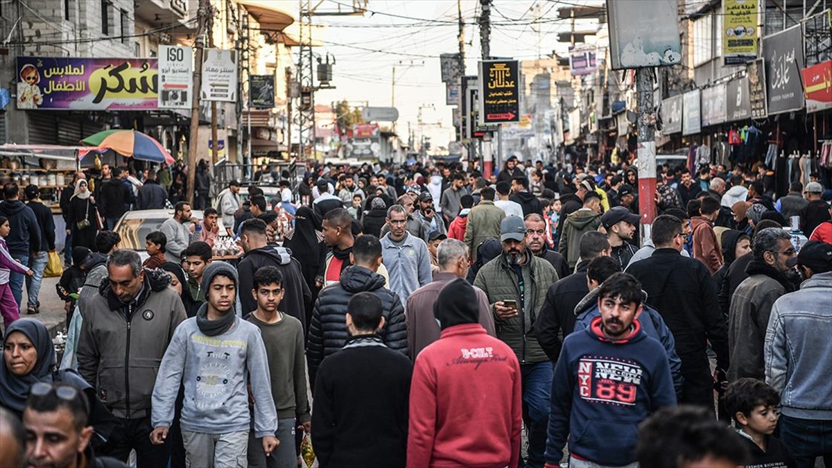 İsrail'in Gazze Şeridi'nin kuzeyindeki saldırıları nedeniyle yerinden edilerek Refah'a sığınan