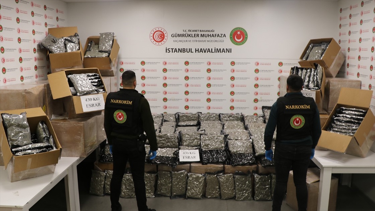 Ticaret Bakanlığı Gümrük Muhafaza ekiplerince gerçekleştirilen operasyonlarda, İstanbul Havalimanı'nda 430